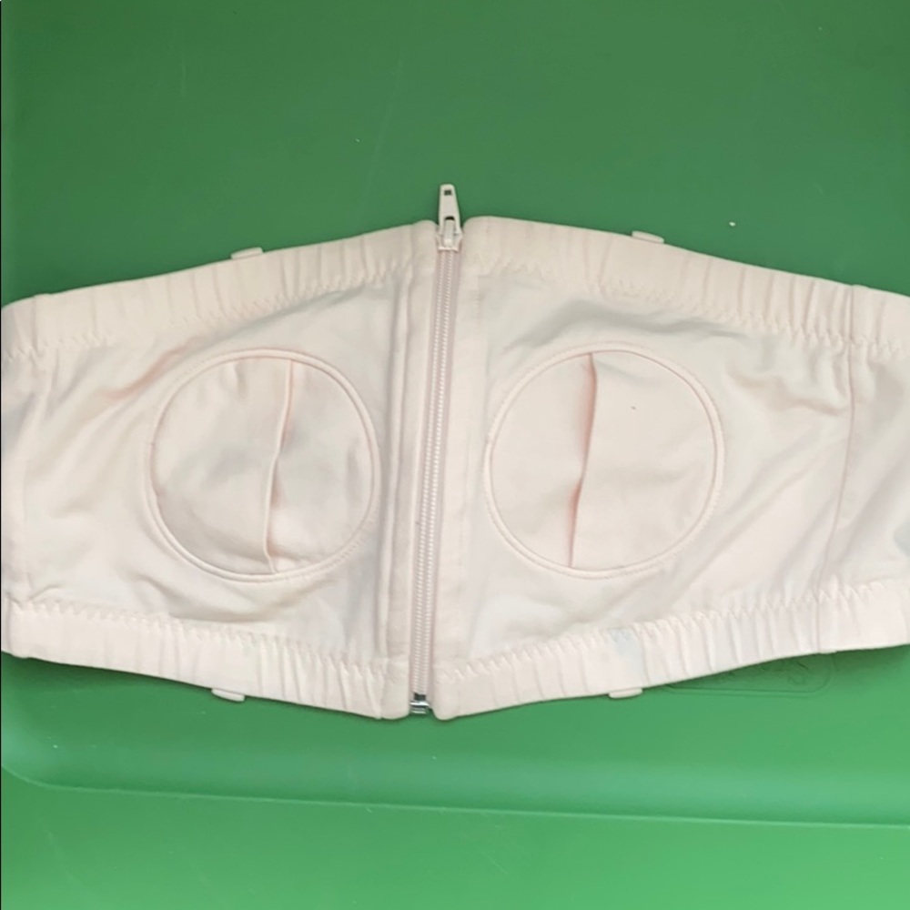 Hands free pumping bra